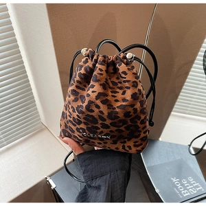 Gros plan du sac seau léopard avec logo métallique CLEAR-K et cordon de serrage chic