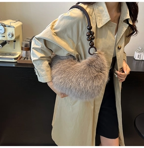 Sac croissant en fourrure grise avec bandoulière en perles de bois sur manteau kaki