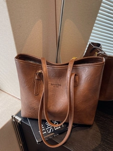 Women Large Capacity PU Leather Tote Bag Retro Minimalist Letter Print Shoulder Bag Fashion Commuter Soft Handbag