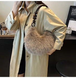Détail d'un sac bandoulière en fausse fourrure avec bandoulière bohème en perles de bois