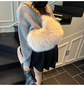 Détail du sac à bandoulière en peluche avec une sangle à grosses perles colorées