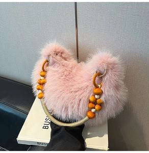 Sac à main en fausse fourrure rose avec poignées en perles de bois et détails en corde