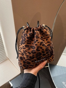 Sac seau à motif léopard avec cordon de serrage et texture en daim pour femmes