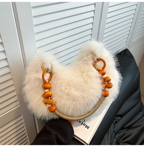 Détail d'un sac à main en fausse fourrure crème avec poignée en perles de bois
