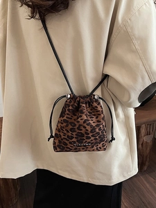 Mini sac seau léopard avec cordon de serrage et bandoulière réglable pour femme