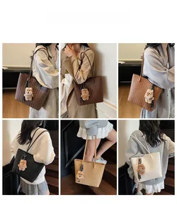 Collage di borse shopper intrecciate in vari colori con ciondoli a forma di orsetto