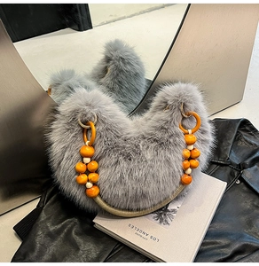 Détail du sac à main gris en peluche avec anse en perles de bois orange et fermoirs dorés