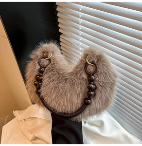 Détail du sac en fausse fourrure marron clair avec anse en perles de bois rétro