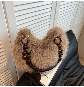 Détail du sac à main marron en fausse fourrure avec poignées en perles de bois rétro