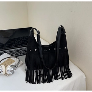 Dettaglio borsa scamosciata nera con borchie a stella argentate e lunghe frange boho