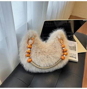 Détail du sac à main en fausse fourrure avec poignée en perles de bois et finitions dorées