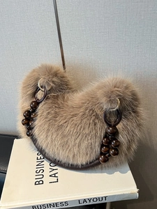 Sac sous le bras en Fourrure Synthétique Femme Peluche Hiver Sac à Bandoulière Avec Poignée en Perles de Bois Doux Chaud