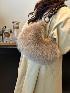 Sac croissant en fausse fourrure café avec bandoulière élégante en perles de bois