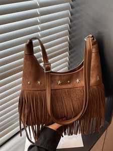 Borsa a tracolla vintage in pelle scamosciata marrone scuro con borchie e frange lunghe