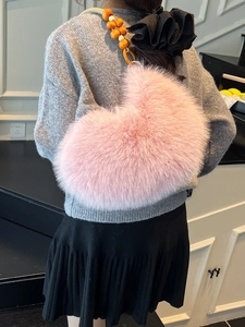 Sac à épaule en fausse fourrure rose en forme de cœur avec bandoulière perlée jaune
