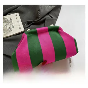 Dettaglio borsa a conchiglia in maglia a righe rosa e verdi con catena argento