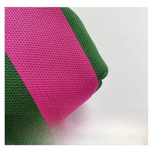 Vista macro della trama a maglia a righe rosso rosa e verde scuro di una borsa