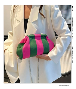 Pochette a pieghe a righe rosa e verdi con catena d'argento su blazer bianco