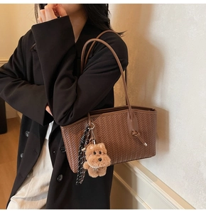 Grand sac cabas tressé marron avec pendentif en peluche porté à l'épaule pour le bureau