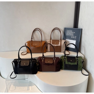 Cinq sacs cabas rétro en similicuir mat de couleurs variées exposés sur des supports