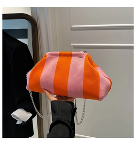 Dettaglio borsa in maglia a righe rosa e arancio con catena e chiusura metallica