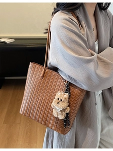 Borsa tote in pelle intrecciata marrone con ciondolo a orso e sciarpa, a spalla