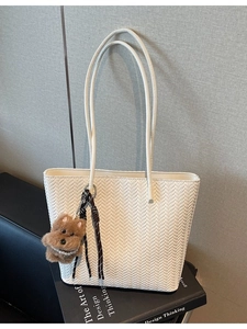 Borsa tote bianca intrecciata retrò con spalline lunghe e ciondolo a forma di cane