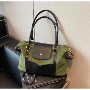 Détails des coutures en daim vert olive et cuir noir sur le sac cabas pour femme