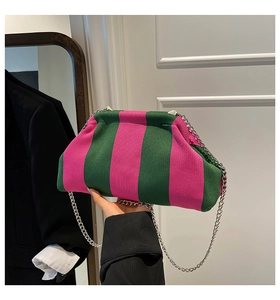 Dettaglio borsa in maglia a righe rosa e verdi con catena d'argento e chiusura