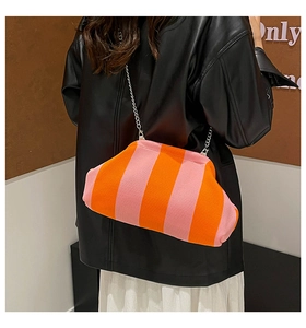 Dettaglio borsa nuvola in maglia a righe rosa e arancio con catena e chiusura in metallo