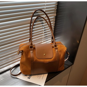 Détail du cabas vintage avec contraste de texture en daim marron et cuir foncé