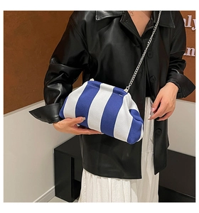 Dettaglio della borsa nuvola a righe blu e bianche con texture a pieghe e catena argento
