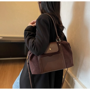 Gros plan d'un sac cabas marron vintage au fini mat avec boucle dorée à l'épaule