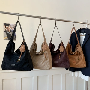 Grand sac hobo minimaliste en daim en quatre couleurs avec charmant ours en peluche