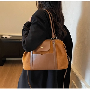 Détail du sac cabas vintage caramel avec texture daim mat et accents de boutons dorés