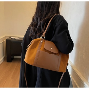 Détail du sac vintage en daim marron gingembre et cuir patchwork avec poche latérale