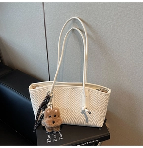 Détail du sac cabas en cuir tressé blanc avec charme chiot marron et foulard en soie