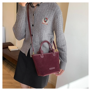 Elegante borsa tote in pelle scamosciata bordeaux con manico a nodo e tracolla fine