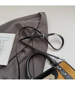 Détail de la bandoulière réglable en cuir avec boucle argentée sur le sac seau léopard
