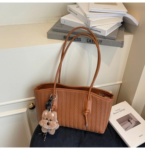 Sac fourre-tout tressé marron avec poignée nouée et breloque chien en peluche mignonne