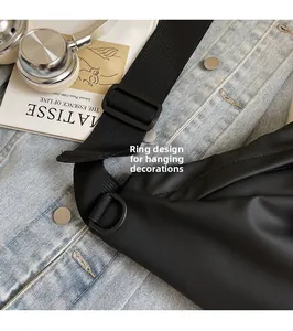 Detail der Umhängetasche mit D-Ring-Haken für Anhänger und robustem Nylon-Gewebe