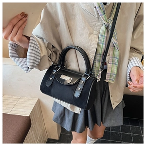 Détails du sac seau noir en cuir mat avec pendentif en cœur et poignée supérieure ronde