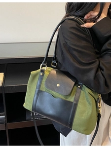Sac fourre-tout en daim mat vert olive avec anses en cuir noir et détails métalliques dorés