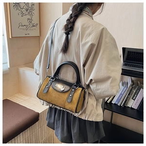 Détail d'un sac seau vintage à imprimé léopard en daim avec fermoir en cœur