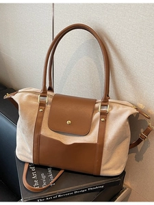 Sac cabas minimaliste en daim beige et cuir marron avec des détails dorés chic