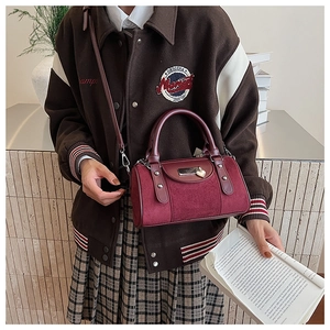 Détail du sac seau Boston bordeaux avec pendentif coeur et bandoulière réglable