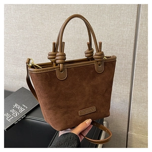 Borsa a secchiello in camoscio marrone con manico a nodo e logo HAMIROO applicato