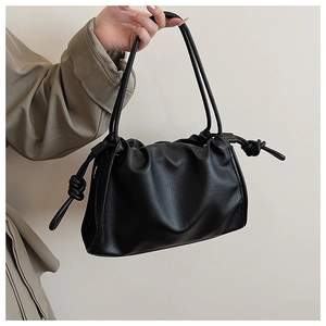 Detail der schwarzen Cloud-Bag mit Falten-Design und feiner Ledertextur-Ansicht