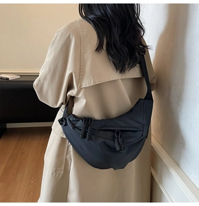 Nahaufnahme der schwarzen Nylon-Tasche mit gewebten Reißverschlusszügen und Gurtband