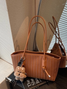 Sac fourre-tout tissé marron vintage avec bandoulière et breloque chien en peluche